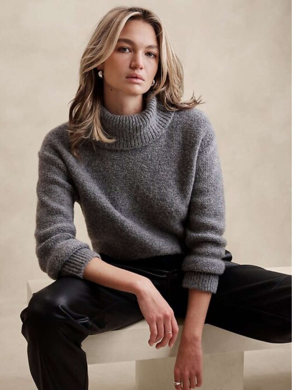 Banana Republic Oversized Turtleneck Sweater in Cinders Heather Gray